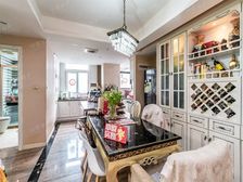 主卧朝南,中式风格,小区中心位置,采光充足