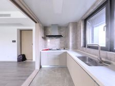 绿城开发次新小区,精装三房,户型方正,诚心出售