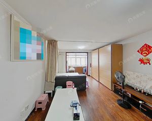 京南地铁站200米,南北两居室,满五年商品房