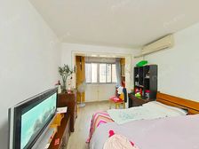 94年新工房,一梯三户,黄,金楼层,业主诚意出售,看房方便。