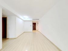 低楼层,无遮挡,前面有个小平台,采光好