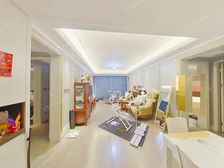 未来城市,精装修三居室双卫。楼下就是地铁口,出现方便。急售