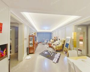 未来城市,精装修三居室双卫。楼下就是地铁口,出现方便。急售