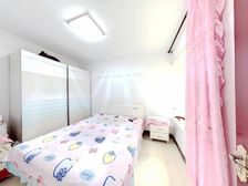 房子是中门两室,满五,自住,装修的不错