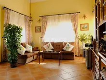 位于奥里韦拉(Orihuela)大地块上的地中海风格独立别墅