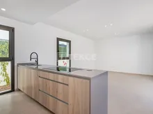 洛斯阿尔卡萨雷斯(Los Alcázares)海滩附近的现代