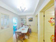 一梯两户,户型很方正气,拎包入住,这个小区几栋有这个户型