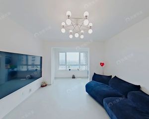 万达商圈,次顶层四居室,业主自住装修,诚意出售