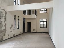 合院别墅中户带俩车位,单层面积约120平,急售