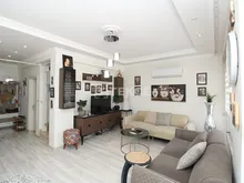 安塔利亚贝莱克(Belek)小区大楼内的带花园三层别墅