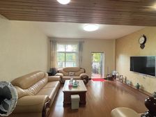 总价二百出头的五层别墅,前后双入户大院子,木楼梯大产权近大门