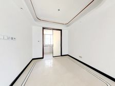 精装全新未住人,东首边套楼层好. 宽敞明亮