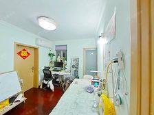 新山正气一房带拐角阳台非顶楼采光充足诚意出售可谈