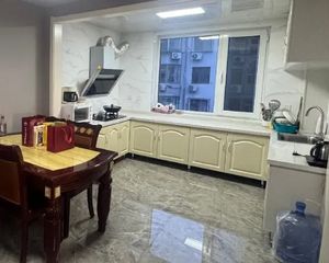 八一小区 三室 房主诚心出售