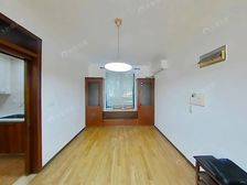 一楼带大花园,一梯两户,小区中间位置安静,诚意出售