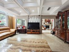 装修保持不错的独栋别墅,带400平米大花园,层层带大露台。