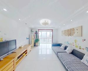 二环内,东城区,紧邻龙潭湖公园,大三居室,落地双阳台,无遮挡
