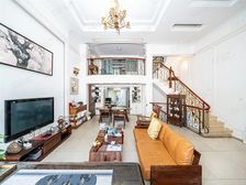 联排别墅,客厅带阳台环境优美,靠近花园,西班牙风格,采光充足