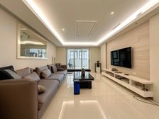 口带露台三房,有固定车位,02年房龄 南北通透