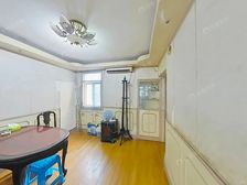 中间楼层边套大一房,带电梯,带200平大平台