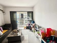 华西茗城市中心火车站旁。