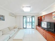 小区中间位置,两梯两户,户型方正,带产权车位,前面楼间距很大