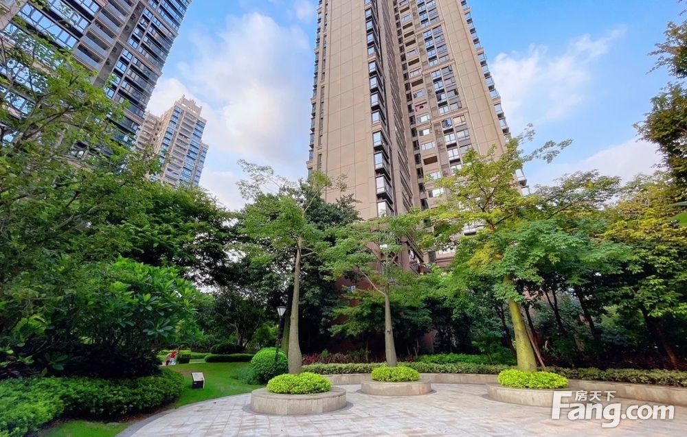 鼎峰尚境三期137平4房2卫朝南带精装家私电器齐全好楼层