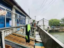 沿河边 独栋私房 七开间门面 汽车到门口 自己住可以弄汽车库