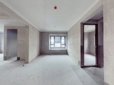 纯毛坯边套三房两卫看房方便的