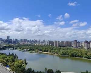 日湖花园4室2厅2卫南朝向395.0万元/套出售