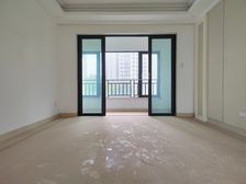 离轻轨商圈近,户型好采光好,朝南视野开阔,配套完善