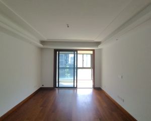 双卫格局 朝南 次新房 车位充通便捷 精装好房