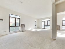 新出鲁商御园边户别墅带大院 70年产权干挂石材 双车位