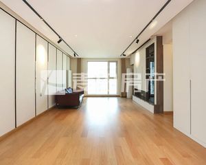 北有龙潭公园南有护城河04年商品房社区,小区人车分流,