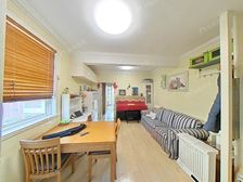 一梯三户,东边套,全明两房一厅,房东自住,位置好,前后无遮挡