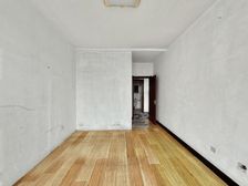 地鉄电梯洋房,随意装修,带。有车位