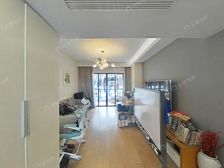 新上三房,中间位置,电梯高区,精装全送,看房方便!