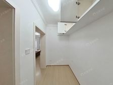 天山五村,两房一厅,带个大院子,业主诚意出售,有钥匙