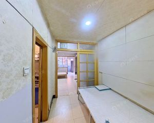 北工大西门,磨房南里小区一层南向一居室。诚心出售看房随时。