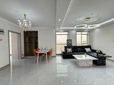 北海路南 精装修 下楼就是宝通街 125平 3室 59万