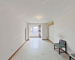 满五年,南北通透两居室,采光好,房子安静适合居住