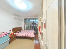 周边小区的佼佼者~一楼带院子~业主诚意出售,钢混建筑结构`