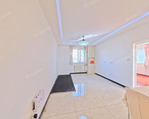 惠新西街北口,地铁100米,精装修三居,三面采光