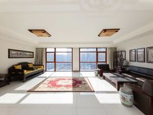 万城华府龙园 4室3厅3卫 主卧朝南 客厅带阳台