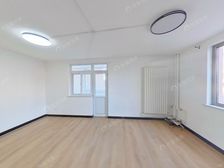 人大西门南侧,苏州桥地铁站北侧,随时可以看