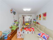 电梯房,三房朝南商品房户型,小区环境好,自带新能源充电桩