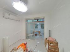 新出底楼带院子 精装修好房 业主诚心卖 靠轨交口看房方便