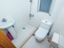 电梯中间层,13/15号线大渡河路地铁口,朝南一房厨卫朝北