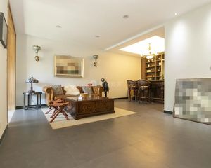 地铁.山姆会员店旁.精装修联排别墅.实用面积大.带观景台