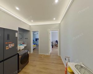 广渠路沿线,南北通透,全面户型两居,商品房,中间楼层两居出售